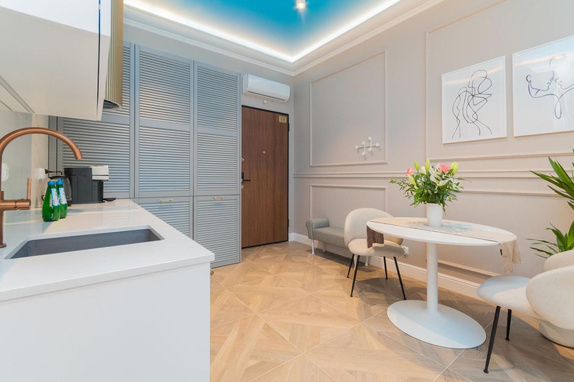 Sky By Grand Apartment